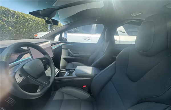 新款特斯拉Model X实车曝光:继续采用方向盘转向灯+屏幕换挡插图1 新款特斯拉Model X实车曝光:继续采用方向盘转向灯+屏幕换挡