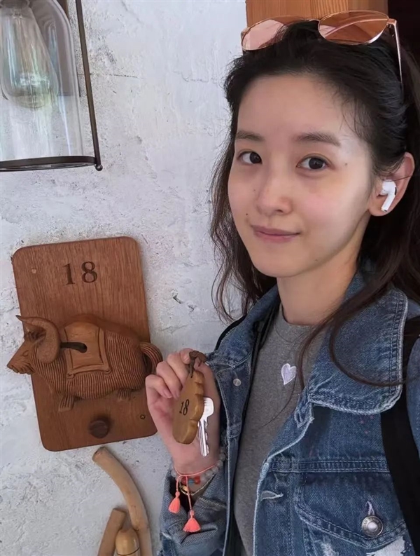 章泽天更新旅行照 大方展示纯素颜清新照