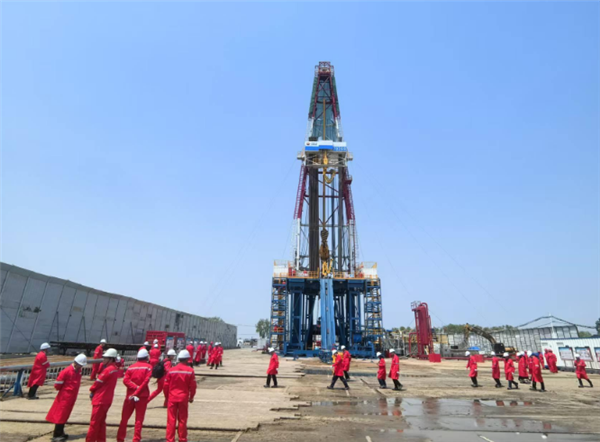 我国首套智能钻井系统“长龙号”正式投用：起下钻效率提高66%