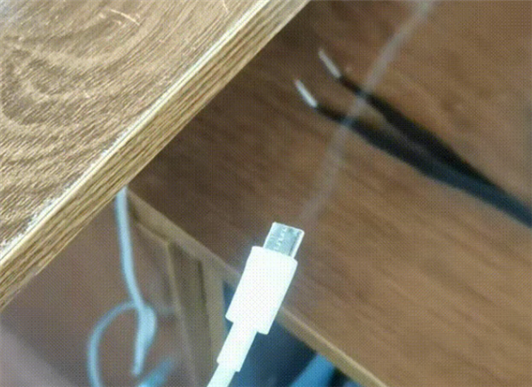 呲呲冒白烟 速查这种充电线 赶紧拔掉