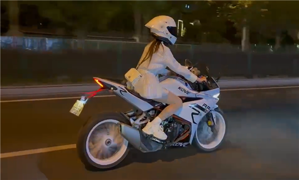 又一女摩托骑手出交通事故：血流当场、疑回天乏术