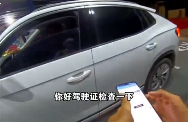 无证驾驶上高速被查！女司机：我这有记录 花5700元办的