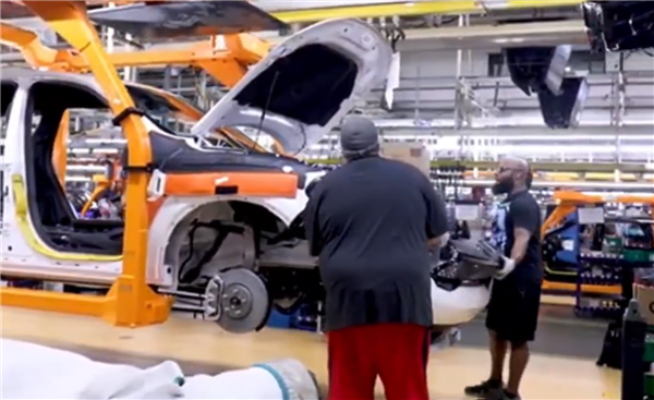 工人抡锤直接敲 道奇汽车底特律工厂生产车间曝光:网友直呼落后插图2 工人抡锤直接敲 道奇汽车底特律工厂生产车间曝光:网友直呼落后