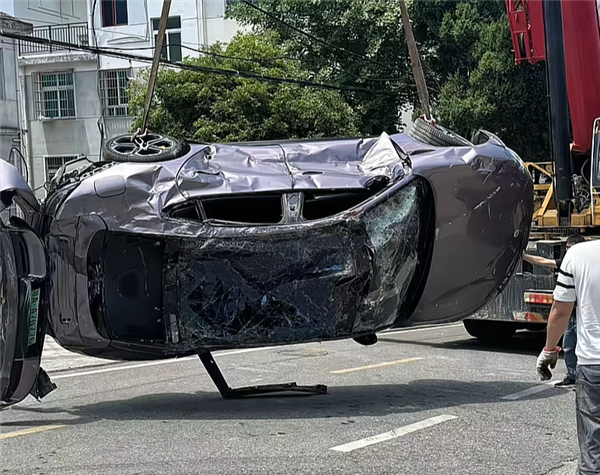 小米SU7被大货车碾压撞毁  “小爱同学”仍可正常使用 车主称后续还要买小米
