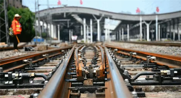 不用方向盘 高铁列车是如何变道的