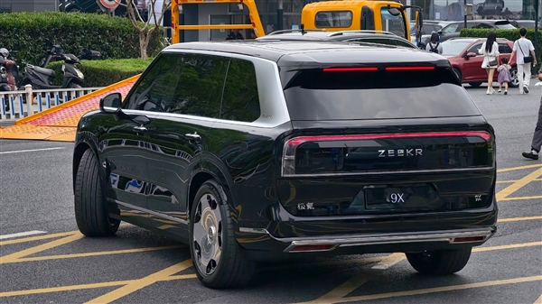 杭州湾库里南！极氪9X实车曝光：尾灯可分开点亮