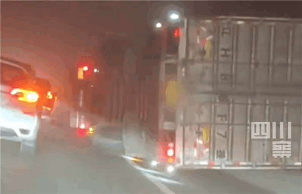 担心的事情发生了 黄河大桥上一半挂货车直接被大风吹翻