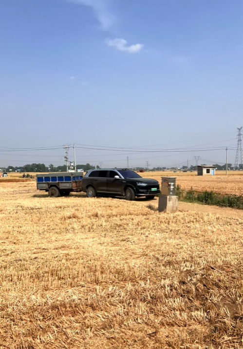 河南男子开问界M9拉麦子 网友：打败拖拉机的是跨界 也可能是问界