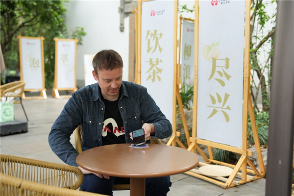 五一假期支付宝碰一下成最受欢迎新支付方式！老外直呼“鹅妹子嘤”