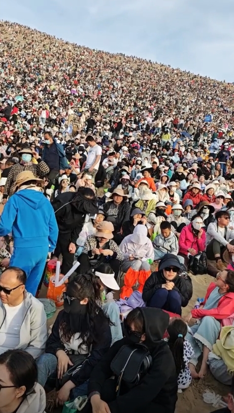 密集恐惧！敦煌月牙泉目之所及全是人