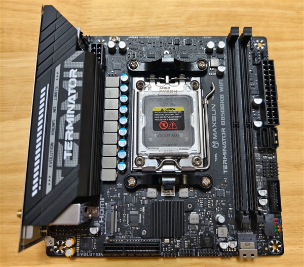 AMD平台首款B850迷你“背插主板”：PCIe x16插槽装在背面