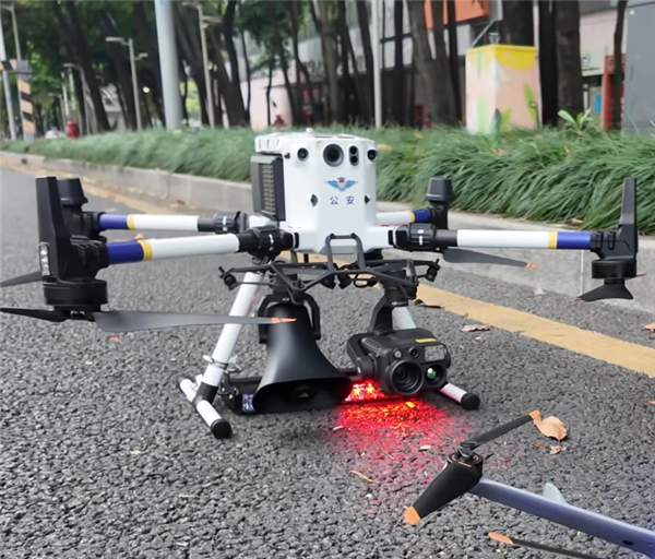 深圳交警使用无人机抓拍开车玩手机 网友：建议全国推广