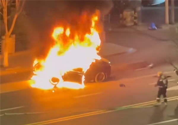 特斯拉疑撞上护栏后起火：现场火势凶猛 黑烟滚滚