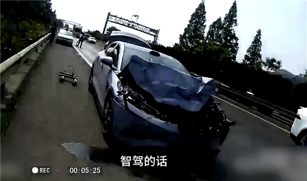 时速112km/h直怼大货车 司机：我开了智驾但AEB没生效