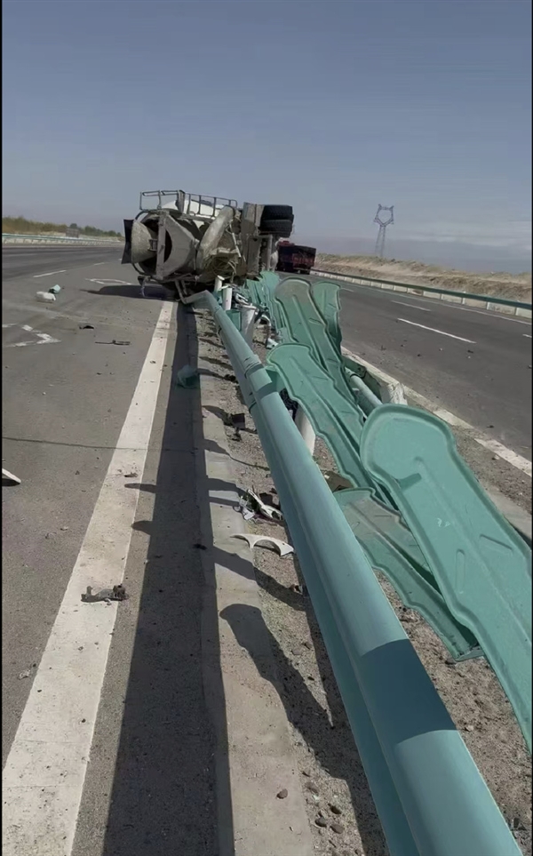 水泥车闯红灯被撞翻！问界M9 AB柱完好车门正常开：车主为华为点赞