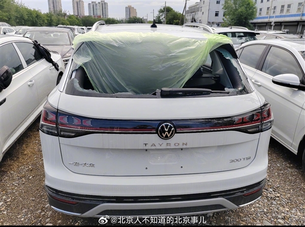 北京冰雹一大众4S店损失惨重:一停车场未上牌新车被砸烂插图3 北京冰雹一大众4S店损失惨重:一停车场未上牌新车被砸烂