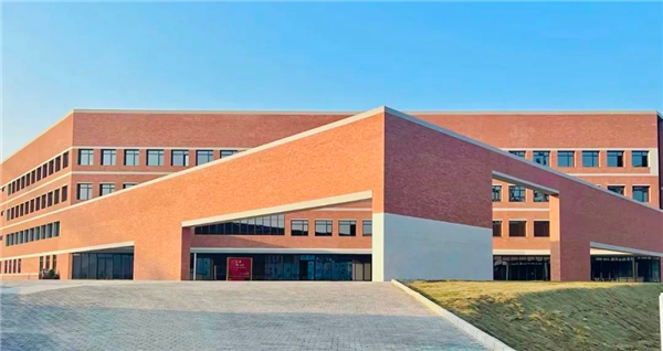 刘强东给母校捐赠京东群学楼启用 8年前捐3亿创记录