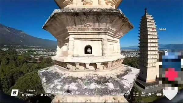 无人机擅自穿越大理千年古塔时炸机 当地景区：将会追责