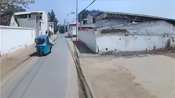 无人驾驶车掉入水沟向路人求救 大妈无奈：我也救不了你呀