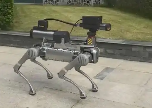 成都造机器狗“削树如泥”：搭载激光炮