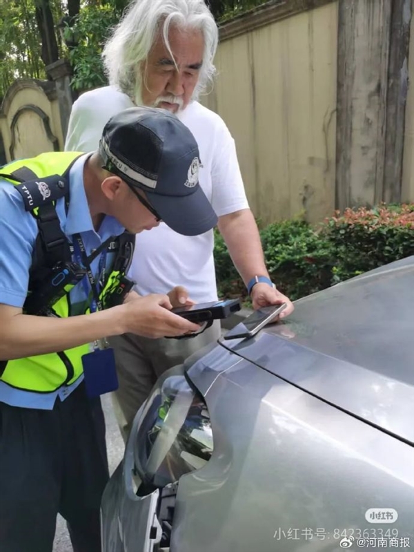 张纪中杭州开车送娃上学撞车上热搜：被判全责 我不会跑 我是张纪中