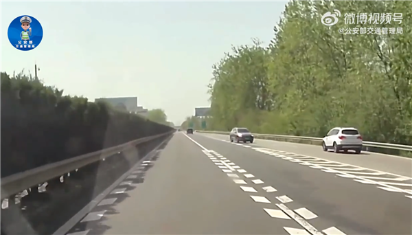 汽车快没油高速上竟直接掉头 司机：我脑子秀逗了