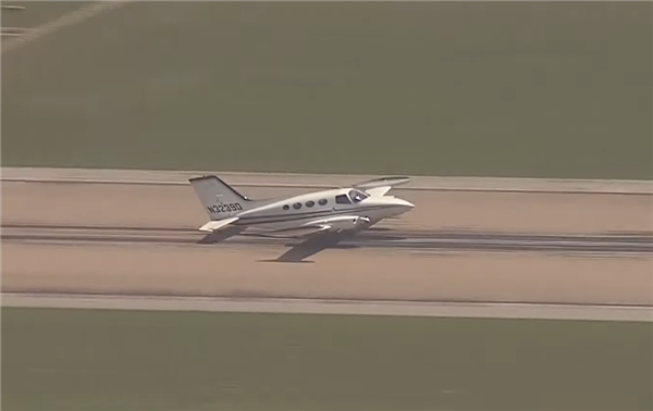 教科书级迫降!一塞斯纳401飞机起落架故障 驾驶员用机腹平稳降落插图1 教科书级迫降!一塞斯纳401飞机起落架故障 驾驶员用机腹平稳降落