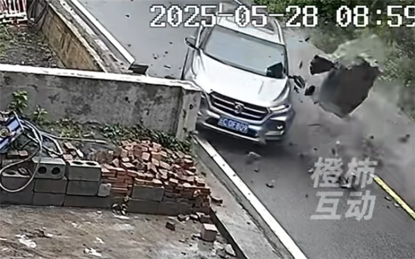 300斤巨石砸翻过路的宝骏汽车 司机幸运逃生