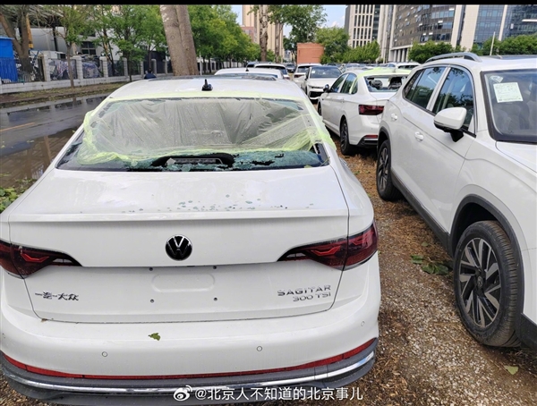 北京冰雹一大众4S店损失惨重:一停车场未上牌新车被砸烂插图2 北京冰雹一大众4S店损失惨重:一停车场未上牌新车被砸烂