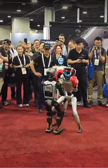 宇树机器人“挥拳打架”视频流出：三下五除二把对方干到  用时仅19秒