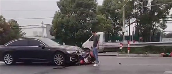 浙江一电瓶车闯红灯被轿车撞飞 头盔瞬间飞向半空：机动车司机要担责吗