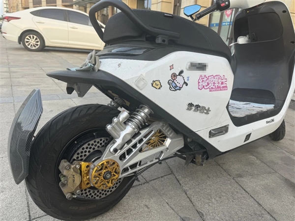 15小伙骑摩托车BUFF叠满了：无证无牌还改装 贴上“宝宝巴士”