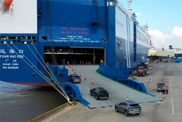 汽车海运船队上新！全国最大光伏能源+LNG双燃料汽车运输船交付首航