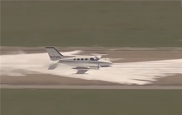 教科书级迫降!一塞斯纳401飞机起落架故障 驾驶员用机腹平稳降落插图2 教科书级迫降!一塞斯纳401飞机起落架故障 驾驶员用机腹平稳降落
