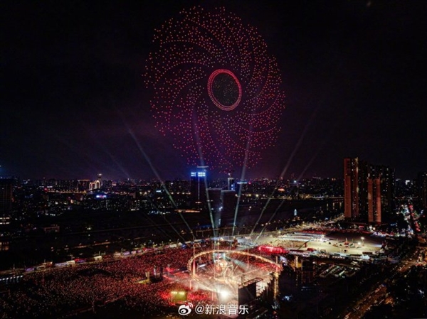 华晨宇用2000架无人机复刻日出 喊话歌迷：你们就是我的太阳