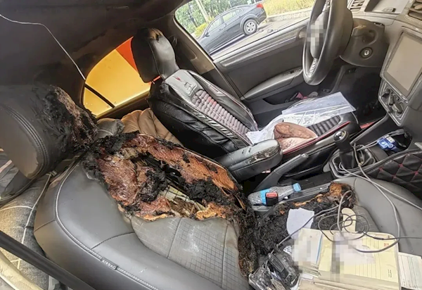 夏天隐形炸弹！室外停放汽车突然起火 源头竟是充电宝