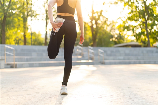 女子穿高跟鞋跑步摔残：被判自担八成责任