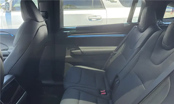 新款特斯拉Model X实车曝光:继续采用方向盘转向灯+屏幕换挡插图2 新款特斯拉Model X实车曝光:继续采用方向盘转向灯+屏幕换挡