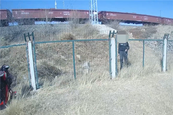 男子翻阅防护网 在铁轨旁割草 罚款100元