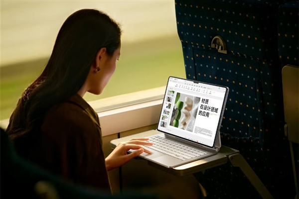 平板就是生产力！雷军带两部小米平板7 Ultra：一部会议 一部记笔记