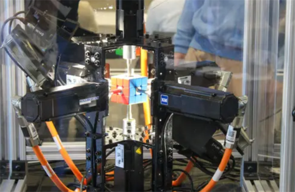 比眨眼还快！机器人0.103秒还原魔方破世界纪录