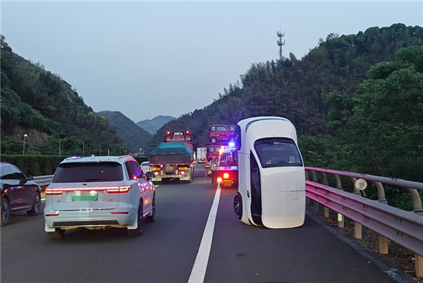 高速惊现站立的小汽车：车身90度直立稳如雕塑