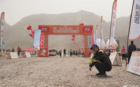 吴京越野车坏在高速上：咋整 回去睡觉