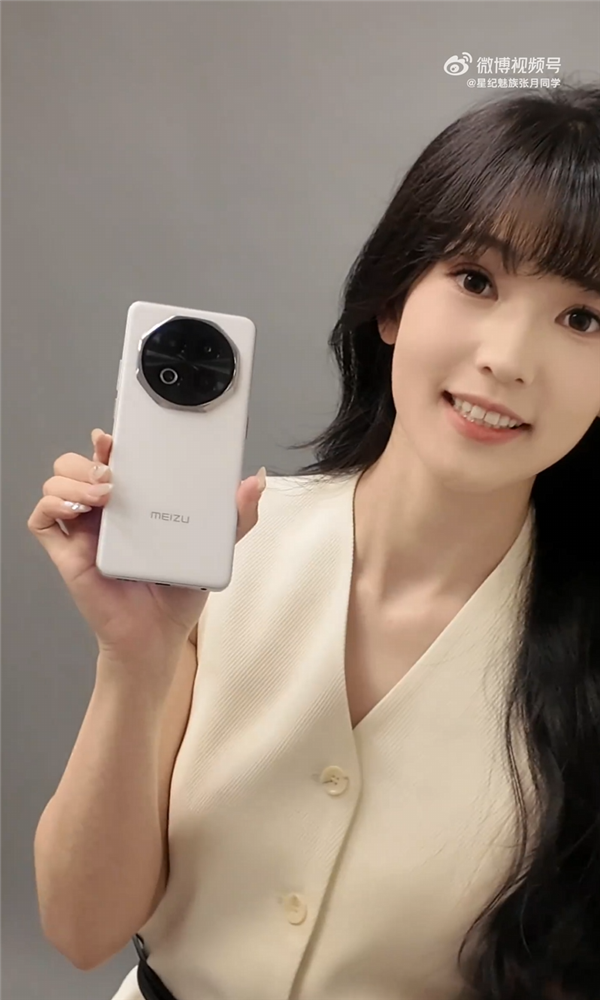 美女产品经理晒魅族Note 16定妆照：纯白机身 八边形镜头吸睛