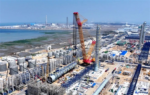 中国再创起重机新纪录：相当于将65架波音747同时送上天