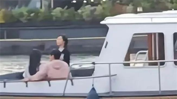 2岁萌娃笑起来神似雷军 网友：雷总这个样子变成女孩笑起来真甜