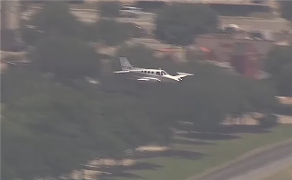 教科书级迫降!一塞斯纳401飞机起落架故障 驾驶员用机腹平稳降落插图 教科书级迫降!一塞斯纳401飞机起落架故障 驾驶员用机腹平稳降落