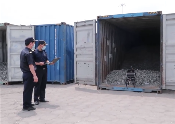 广州海关自主研发 全国海关首个能“闻”出辐射的机器狗上任