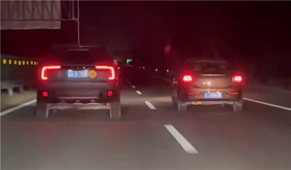 该怎么治！又见高速龟速车挡路：后车狂闪远光灯无济于事