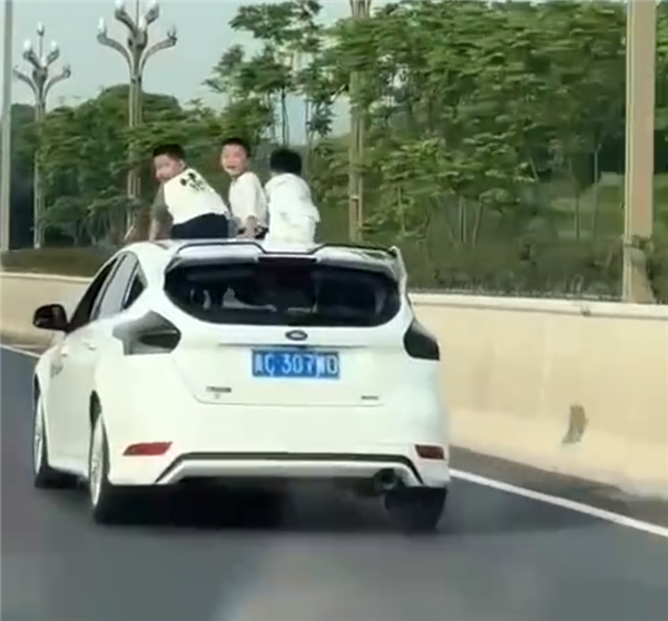 行驶途中3男孩从汽车天窗探出身体：非常危险、有致死案例！